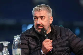 Jürgen Gerdes am Mikrofon.