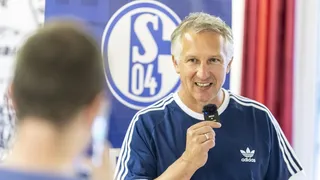 Frank Baumann redet in ein Mikrofon.