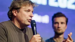 Youri Mulder spricht in ein Mikrofon
