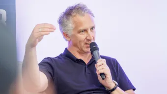 Frank Baumann spricht in ein Mikrofon.