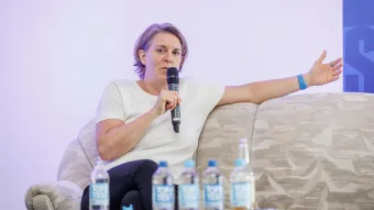 Christina erläutert die Finanzen.