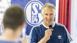 Frank Baumann redet in ein Mikrofon.