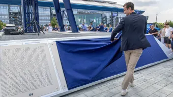 Matthias Tillmann enthüllt das Förderturmdenkmal