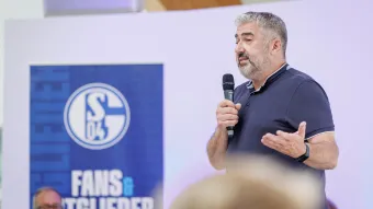 Jürgen Gerdes spricht in ein Mikrofon