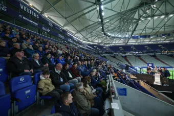 Blick ins Publikum in der VELTINS-Arena.