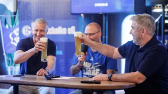 Frank Baumann und Jürgen Gerdes prosten sich zu.
