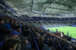 Genossenschaftsmitglieder sitzen in der VELTINS-Arena.