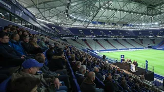 Genossenschaftsmitglieder sitzen in der VELTINS-Arena.