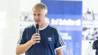 Frank Baumann erzählt auf der Tour.