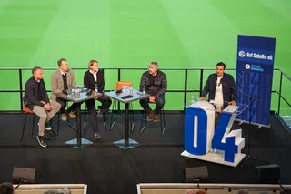 Vorstand S04 und Vorstand Auf Schalke eG auf dem Podium.